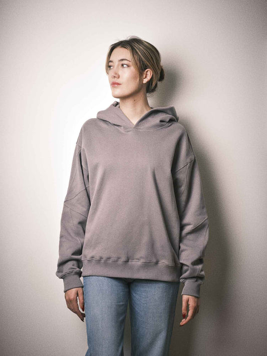 Sweatshirt Crossbeams porté, style patchwork, couleur gris. Dessiné à Paris et fabriqué au Portugal avec finitions haut de gamme.