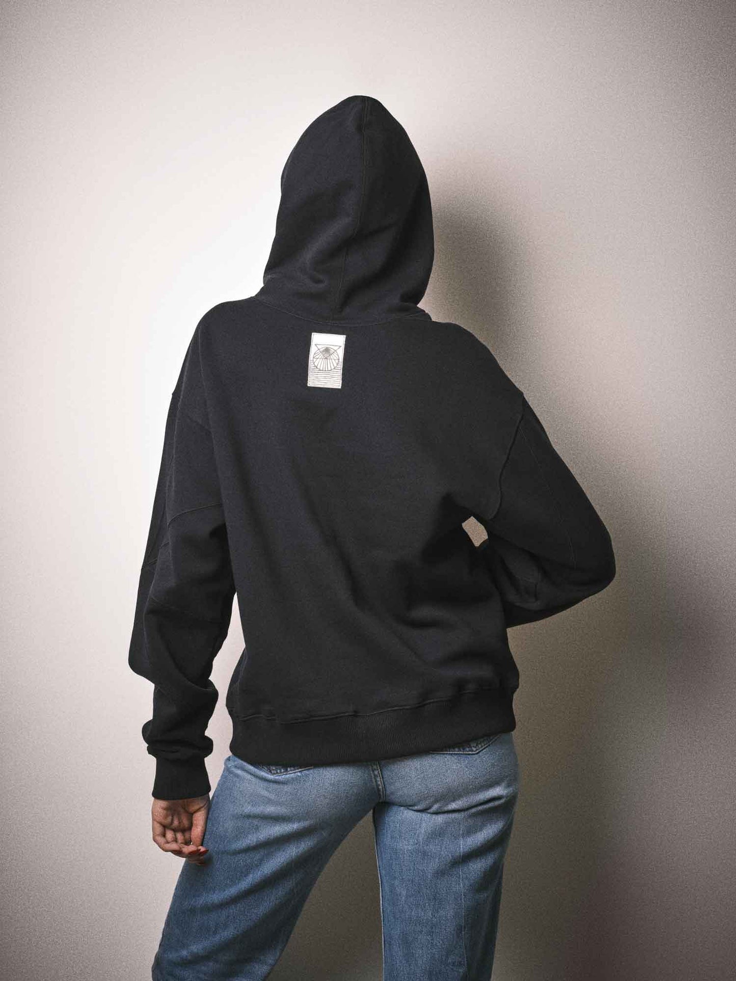 Sweatshirt Crossbeams porté, style patchwork, couleur noir. Dessiné à Paris et fabriqué au Portugal avec finitions haut de gamme.