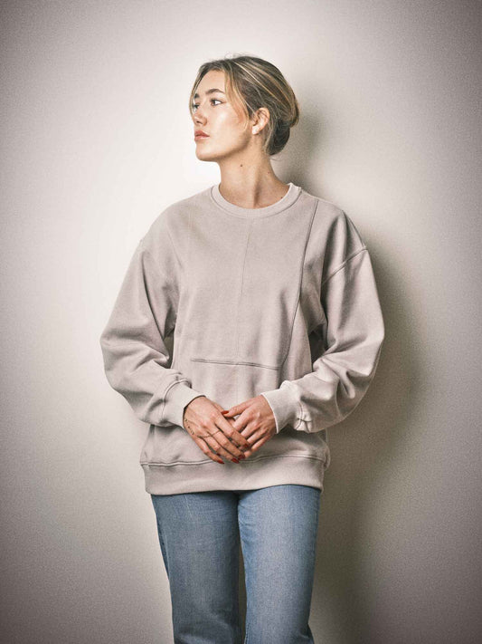 Sweatshirt Crossbeams porté, style tuxedo, couleur gris perle. Dessiné à Paris et fabriqué au Portugal avec finitions haut de gamme.