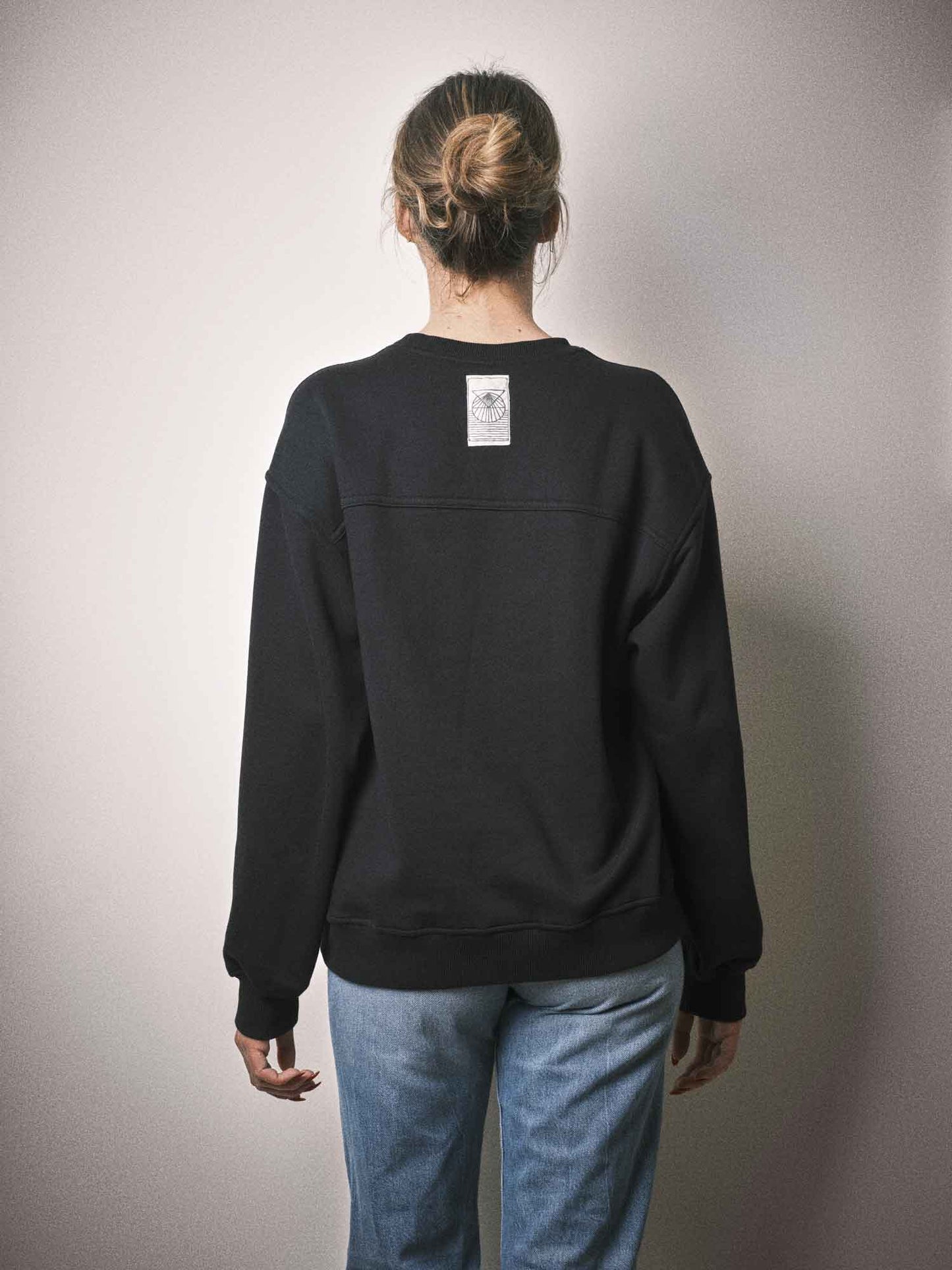 Sweatshirt Crossbeams porté, style tuxedo, couleur noir. Dessiné à Paris et fabriqué au Portugal avec finitions haut de gamme.