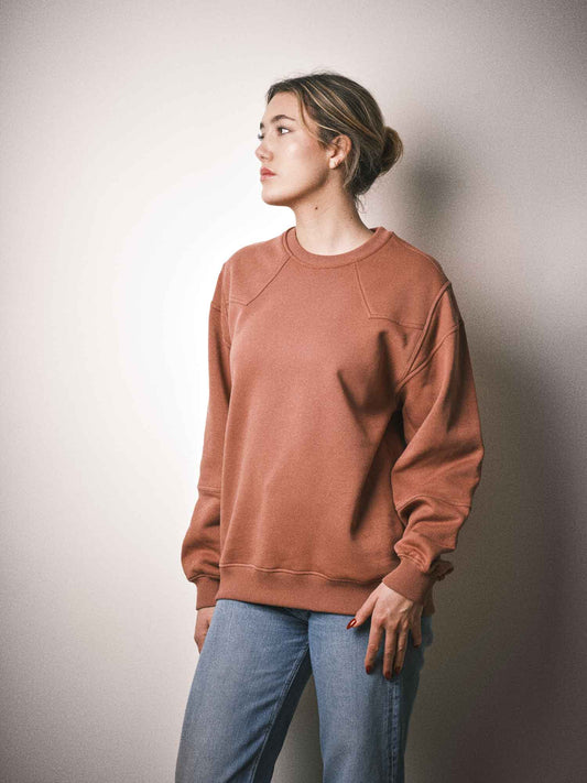 Sweatshirt Crossbeams porté, style western, couleur terracotta. Designé à Paris et fabriqué au Portugal avec finitions haut de gamme.