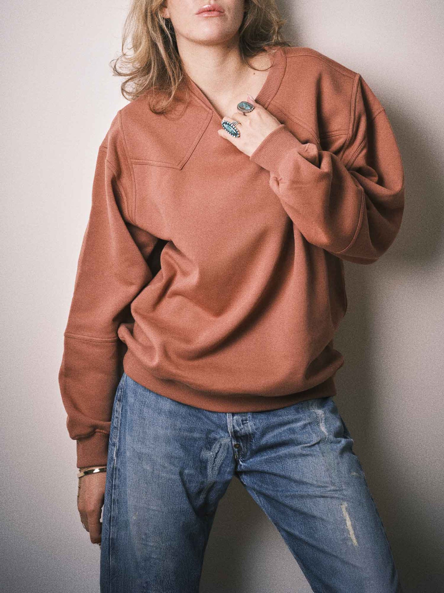 Sweatshirt Crossbeams porté, style western, couleur terracotta. Designé à Paris et fabriqué au Portugal avec finitions haut de gamme.