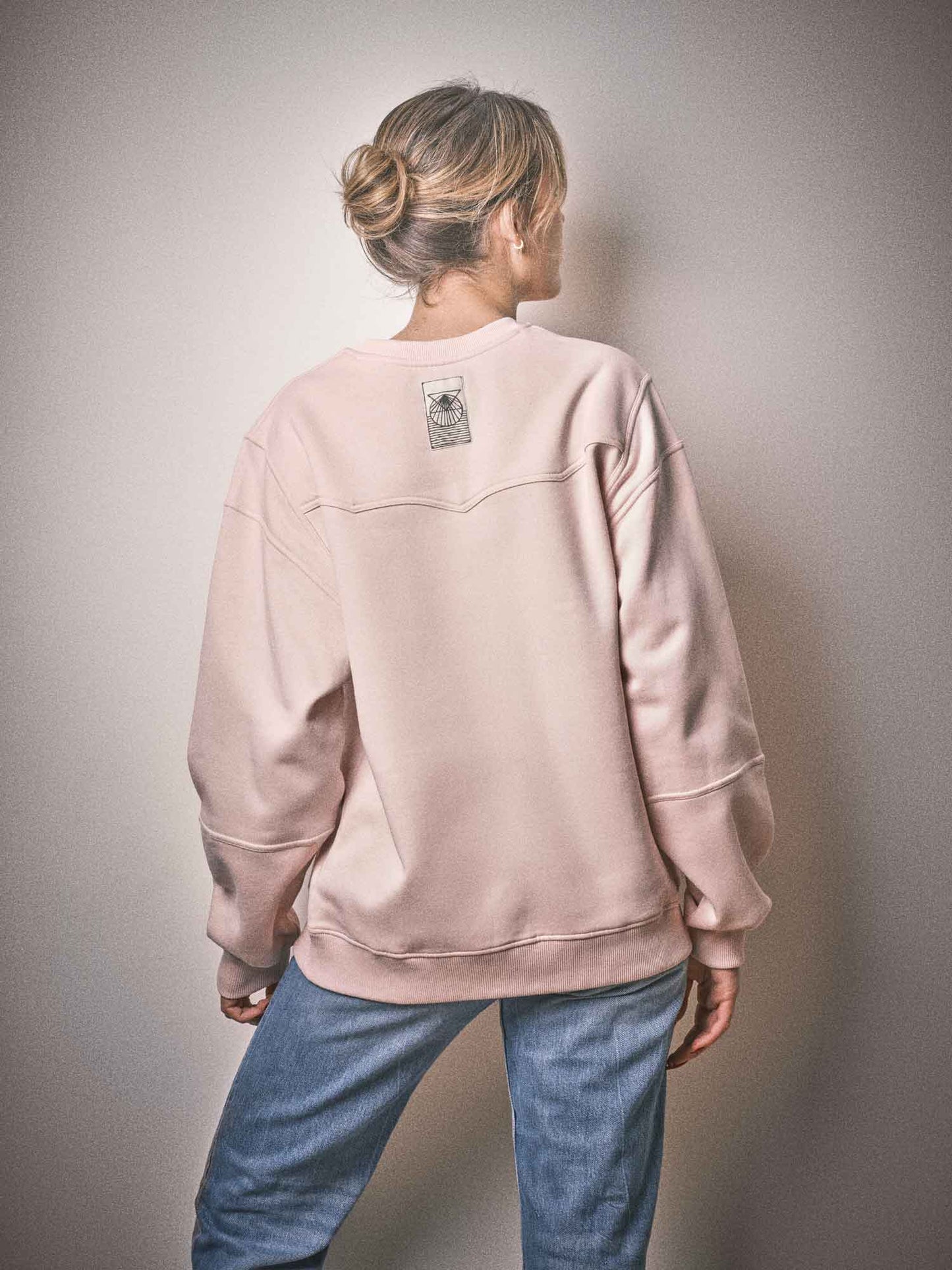 Sweatshirt Crossbeams porté, style western, couleur vieux rose. Designé à Paris et fabriqué au Portugal avec finitions haut de gamme.