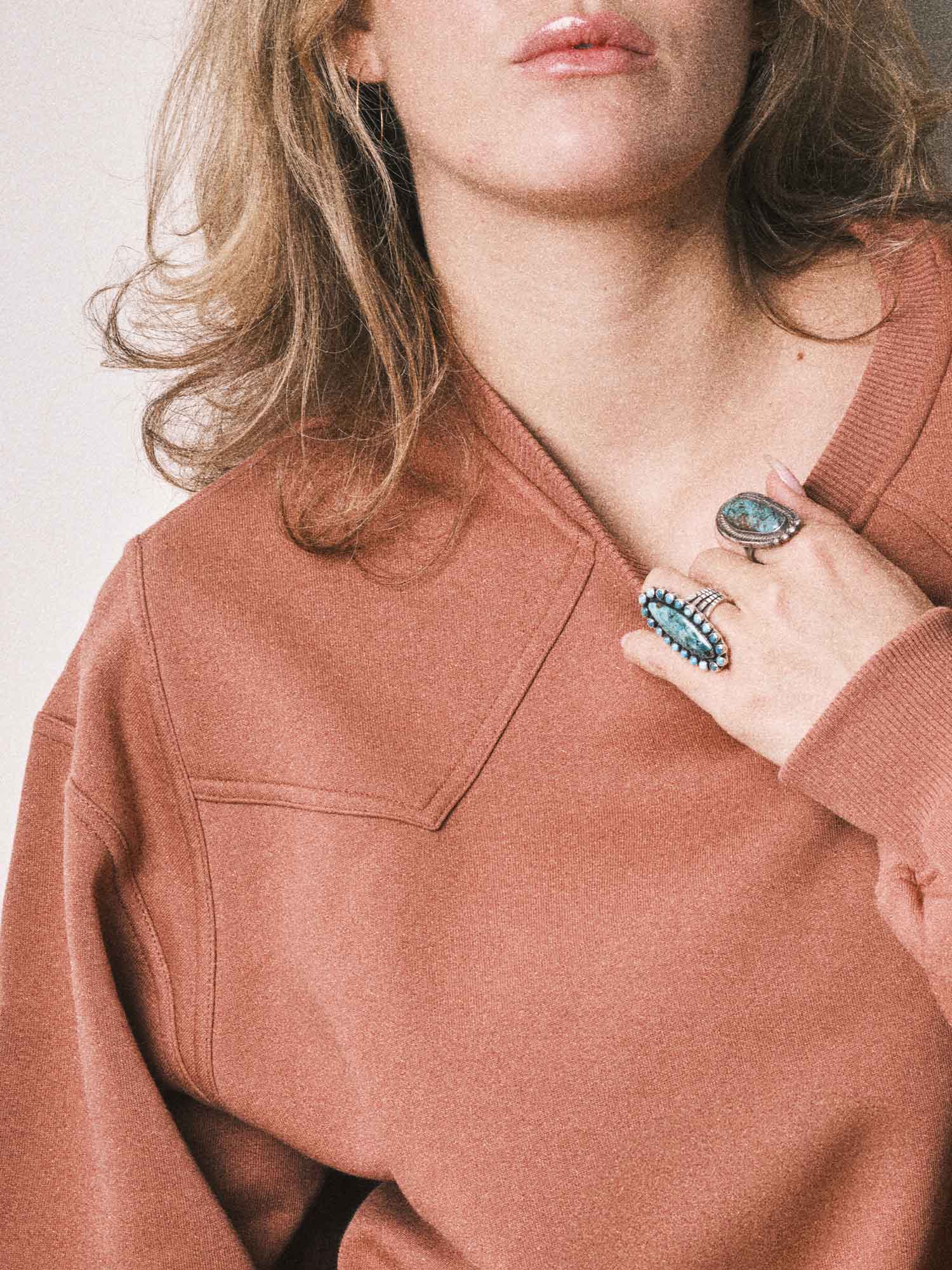 Sweatshirt Crossbeams porté, style western, couleur terracotta. Designé à Paris et fabriqué au Portugal avec finitions haut de gamme.