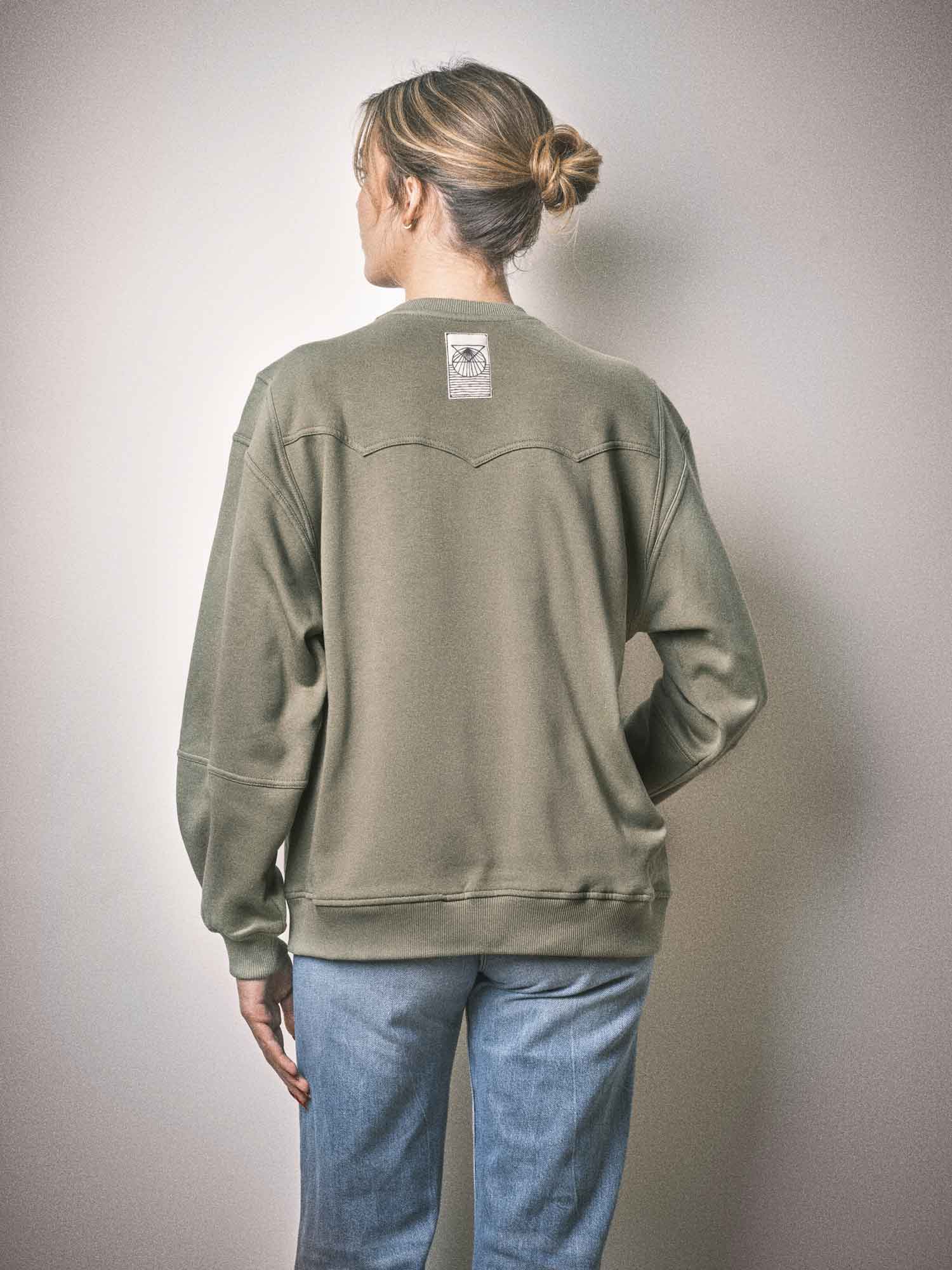 Sweatshirt Crossbeams porté, style western, couleur vert mousse. Designé à Paris et fabriqué au Portugal avec finitions haut de gamme.