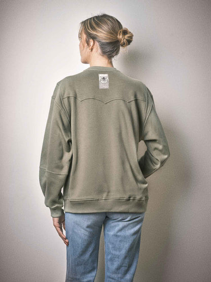 Sweatshirt Crossbeams porté, style western, couleur vert mousse. Designé à Paris et fabriqué au Portugal avec finitions haut de gamme.