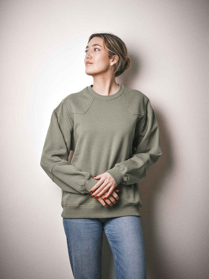 Sweatshirt Crossbeams porté, style western, couleur vert mousse. Designé à Paris et fabriqué au Portugal avec finitions haut de gamme.