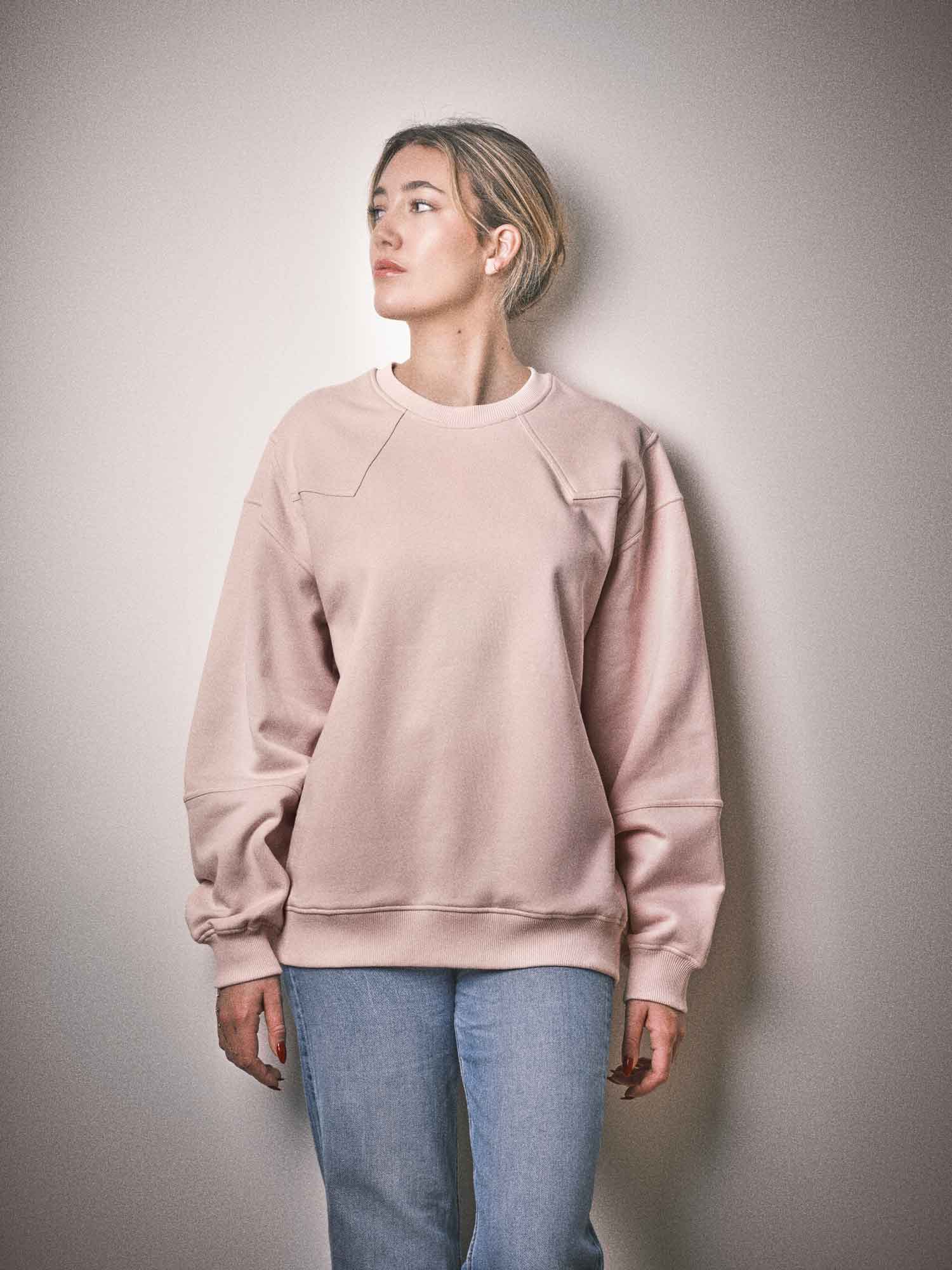 Sweatshirt Crossbeams porté, style western, couleur vieux rose. Designé à Paris et fabriqué au Portugal avec finitions haut de gamme.
